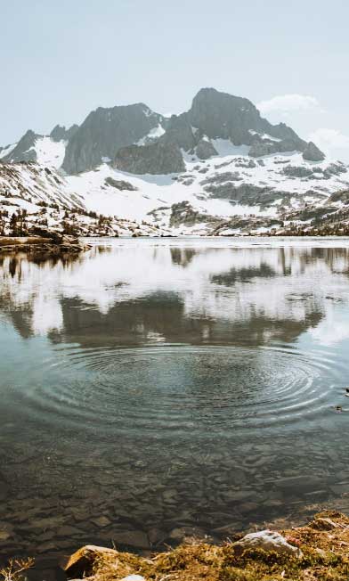 Vacker miljö med berg